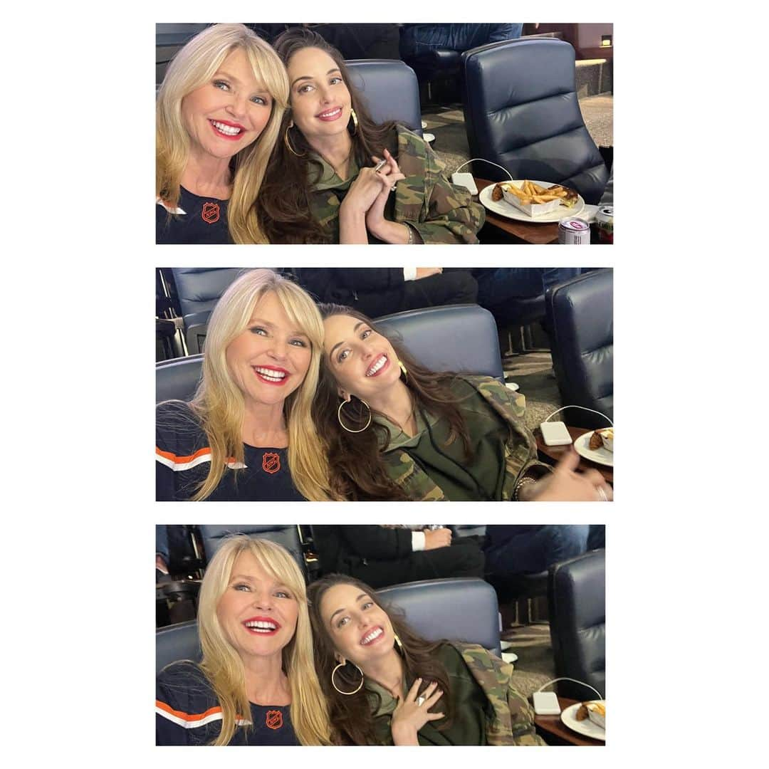 クリスティ・ブリンクリーさんのインスタグラム写真 - (クリスティ・ブリンクリーInstagram)「Family time cheering on our home team @ny_islanders It was @alexarayjoel first time and check out her face when they hit the wall in front of us! Thank you Jon Ledecky and Dr. Max April for a thrilling  evening! Go Islanders! 🧡💙」11月6日 1時45分 - christiebrinkley