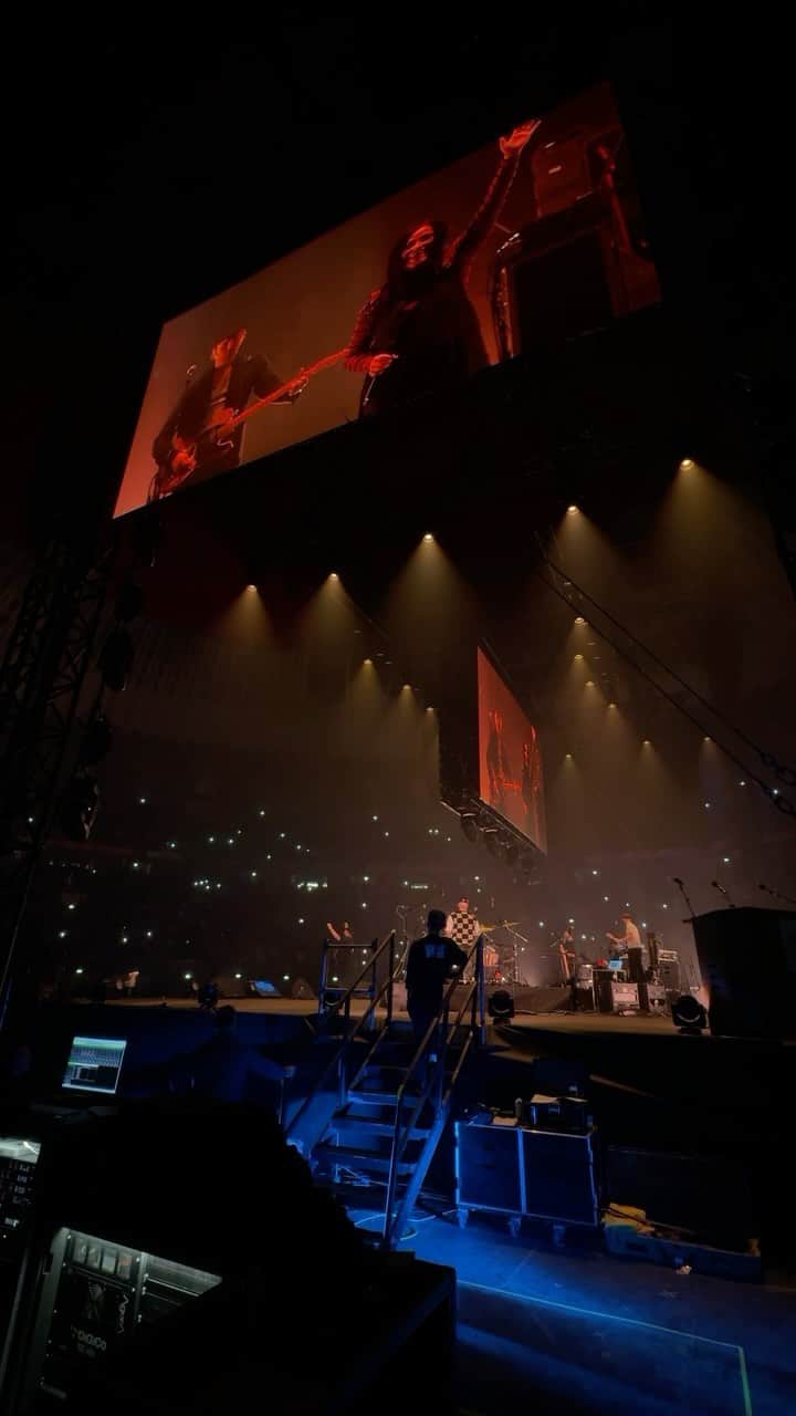 カリ・ジョブのインスタグラム：「First time in Italy, first time to lead worship here, first time to hear Revelation Song in Italian 😭💗🙌🏼🇮🇹  Such an honor to join @franklin_graham in the first public evangelistic gathering in Rome! 🤯 1000+ people accepted Jesus.. we got to experience history! 🙌🏼😭」