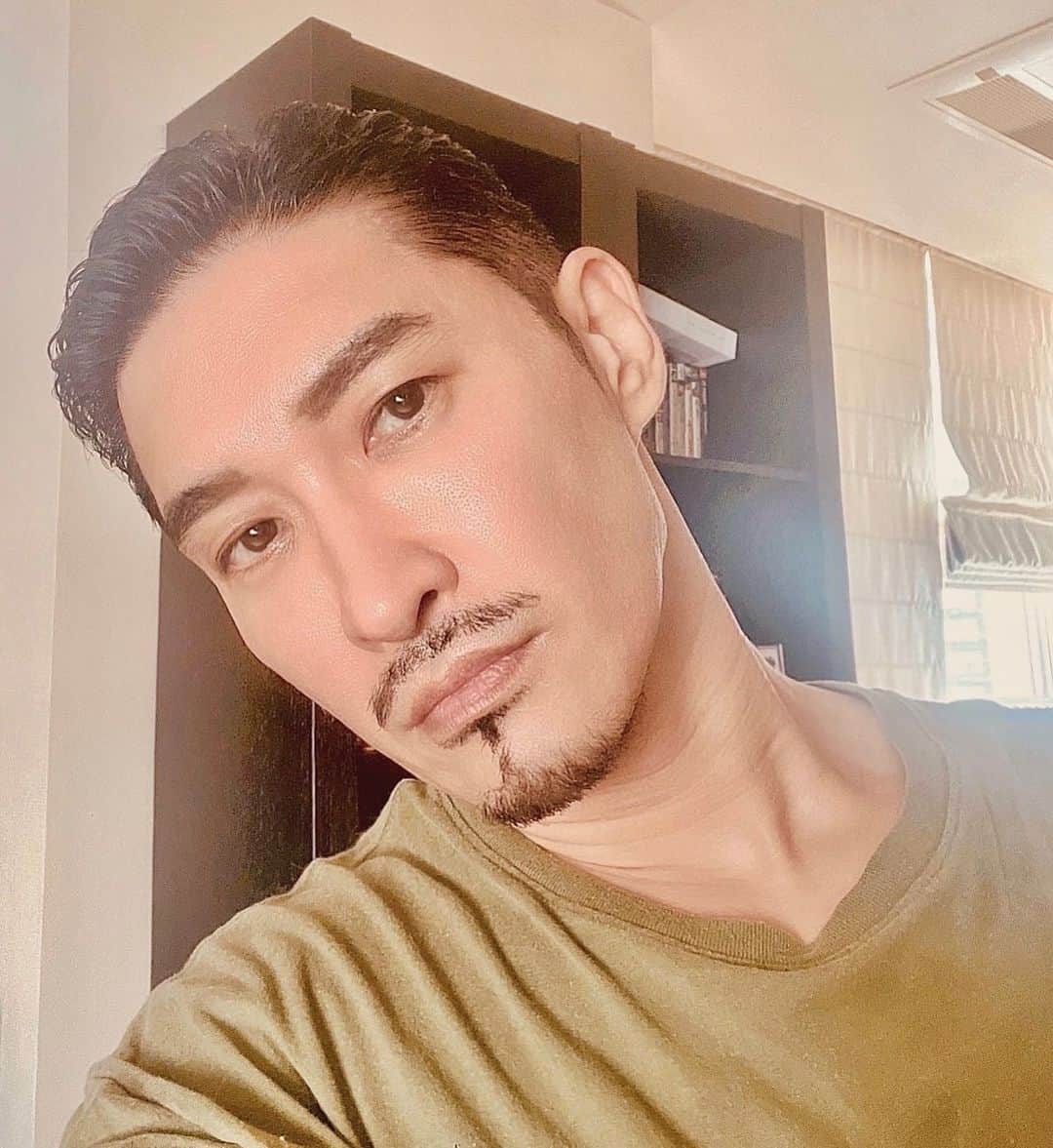 下村一喜のインスタグラム：「午後からの 撮影なのに、早く起きてしまい自分を持て余していました。なので撮影前の自分の形を 観てみた。 『下村さんこの撮影は社運が掛かっています から、どうぞ、よろしくお願いします』 のお言葉に『はい！ありがとうございます。 よろしくお願い申し上げます。行くぞ！』  結果、撮影は大成功し、特に被写体の方がいつに無く高揚なさり、大勢の護衛に囲まれたその方は、最後の最後までインタビューで、僕の ことを興奮してお話ししていたと編集の方が 伝えて下さった。僕も心から嬉しかった。 ____________  僕は『業界』と言われる狭い世界の海を泳いで来たように思います。『一筋の道』を信じ精進する以外の道を知らず今、まだまだ道を追求し歩みます。僕がこの歳になり得たことは、あらゆるジャンルの人達の専門用語に通訳を無くして、その『本懐』がすぐ解るようになったと 思うこと。  恋愛もしかりですね。  #下村一喜 #kazuyoshishimomura  #photographer #写真家」