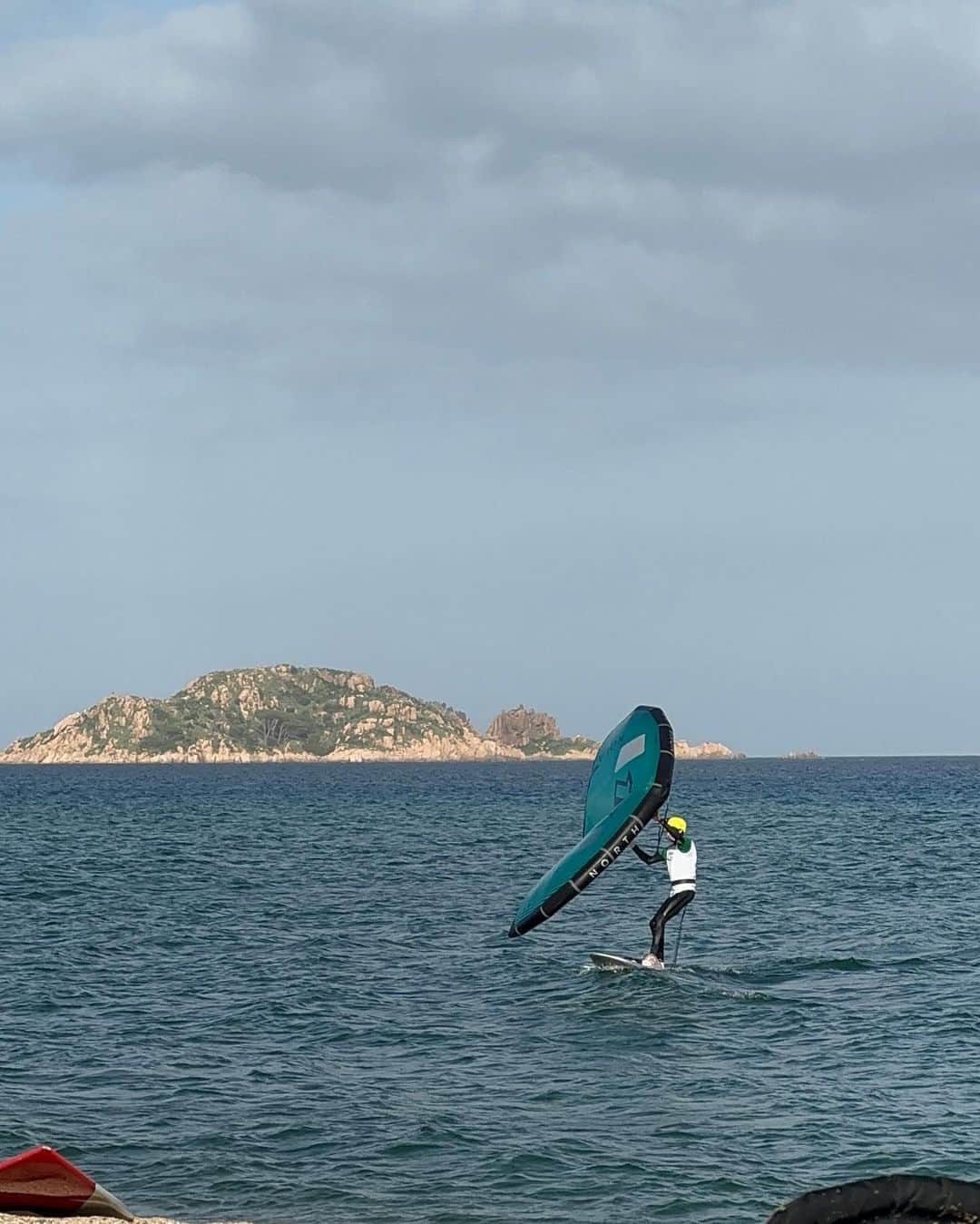 エミリー・ハリントンさんのインスタグラム写真 - (エミリー・ハリントンInstagram)「Sardinia recap 💫🇮🇹 Thanks to @thenorthface for hosting a most epic athlete summit which we followed up with a cute fam trip. A lot of climbing was done, friend hangs, some ocean activities, and we fulfilled our gelato and pizza quota for the rest of the year. Most importantly Aaro discovered the joys of swinging on a rope (thanks @amyolso for the vid) 🫶🏻🥳」11月6日 1時49分 - emilyaharrington