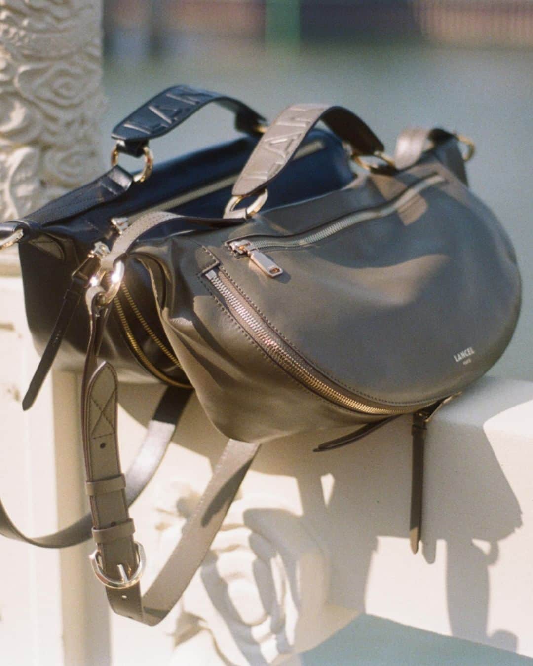 のインスタグラム：「Rather black or dark khaki? 🖤 🤎   #LancelParis #LancelTwist #OrigamiByLancel」