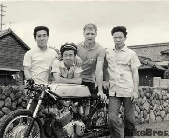 橋本志穂のインスタグラム：「Wikipediaでも検索できる自慢のおじさん 大好きだった冨久美おじさんが天国へー。 兄弟姉妹の多い父ですが、上はみんな 上↑の世界に行ってしまいました。 たった1人の弟も先立ち、 とうとう父1人になってしまいました。  訃報が届いた時、 「父になんて伝えよう」と悩みました。  でも、少し認知が進んでいることが幸いして、 自分の弟が召されたことを深刻に受け止めていないようでした。  一瞬、涙ぐみましたが 「誰が亡くなったとや❓」と聞いて、「あぁ、そうか」と条件反射的に返事するものの、 また1分もたたないうちに「そんで誰が亡くなったとや❓」と聞いてくる。 受け入れたくない気持ちの表れなのかもしれませんが、 娘としては きょうだいみんな居なくなってガクっと落ち込むのが心配だったので、少しホっ としました。  昨日の通夜には兄と妹も付き添ってくれたようで、なおさら心強かったでしょう。 今日の葬儀は 後妻のヒロコさんだけが父を支えてくれてたようです。 連日、報告もくださって本当に感謝です。  おじは、 元オートレーサーで、ホンダと契約して2輪と4輪で活躍し、熊本にteam高武を作りました。 wikiによると、手のつけられない不良だったと書いてありますが、私が知ってるおじさんは有名人で、スポーツカーに乗せてくれるし、お年玉もたくさんくれる、笑顔が優しいおじさんで、幼少期の私の初恋の相手でした。 お正月におじさんに会えるのが ドキドキワクワクでした。  高校時代は、 部活の練習コースに おじのバイクショップがあり、 ちょくちょく顔を出してはおじさんに甘えていたと思います。 大学に入学が決まったら、お祝いに〜と 原付バイクをプレゼントしてくれました。 部活でバイク禁止でしたけど こっそり内緒で乗って行ったこともあります。  体育の授業で ゴルフを専攻した時は 動画など買うお金がない私に 奥様が使っていたクラブを〜と フルセット譲ってくれました。 そのおかげもあって、 左利きの私ですが ゴルフは右！なのです。  どんな時も優しくて 力になってくれたおじさん。 最後に会えなかったのが悲しいけど、、 おじさんの逝去でまた いとこたちが連絡取り合い、つながりを深めました。  いとこたちは 時々父の元を訪ねて 一緒にお酒を飲み、 手作り料理を振る舞ってくれたり〜と 本当に感謝です。  福岡は近いけど こんな時には遠く感じます。  父が、弟であるおじの分も 元気で長生きしてくれますようにー。 元介護士のヒロコさんが居てくれるおかげで、まだまだ 長生きしてくれるよね！  おじちゃん、 色々ありがとう。 あちらでまた たくさん走ってくださいね‼️ 私の三輪も見て欲しかったな。  #おじさんに捧ぐ」