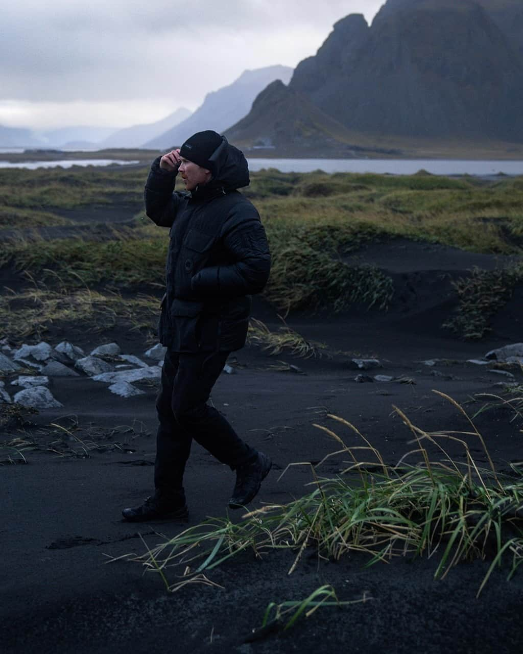 カナダグースさんのインスタグラム写真 - (カナダグースInstagram)「Embracing the elements in Iceland’s unforgiving beauty with our newest Paradigm Expedition Parka. Combining the durability of our Recycled Organic Arctic Tech® with our lightweight Recycled Feather-Light Ripstop, the Paradigm collection is ready for any adventure.  #LiveInTheOpen #Sustainability」11月6日 2時00分 - canadagoose