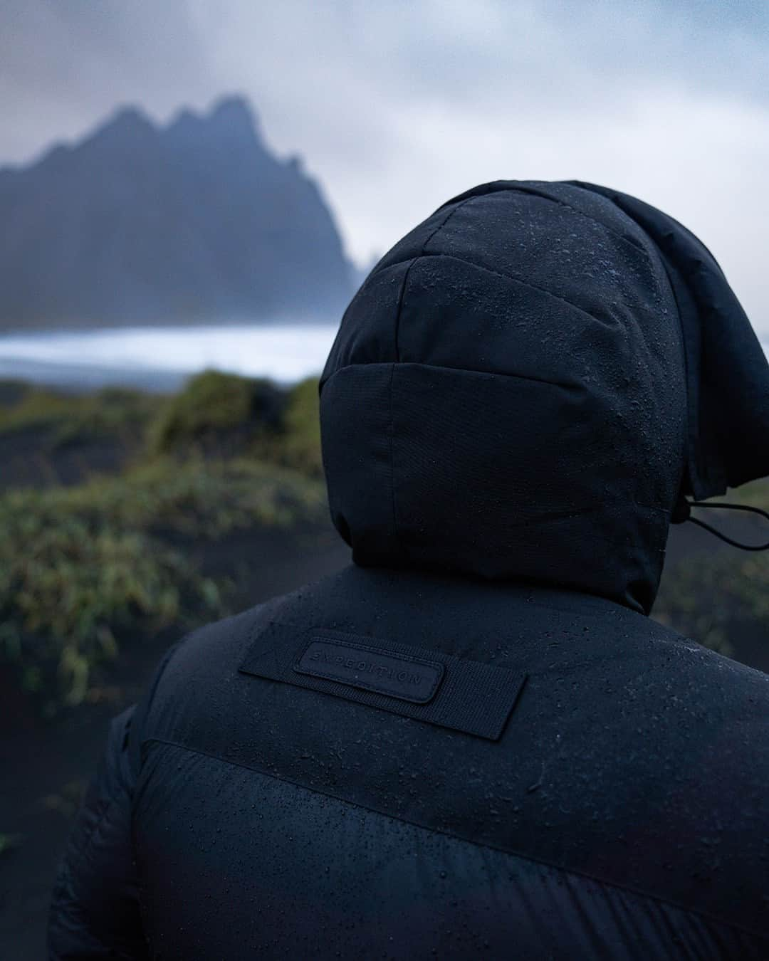 カナダグースさんのインスタグラム写真 - (カナダグースInstagram)「Embracing the elements in Iceland’s unforgiving beauty with our newest Paradigm Expedition Parka. Combining the durability of our Recycled Organic Arctic Tech® with our lightweight Recycled Feather-Light Ripstop, the Paradigm collection is ready for any adventure.  #LiveInTheOpen #Sustainability」11月6日 2時00分 - canadagoose