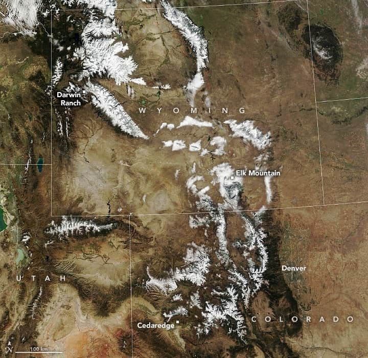 NASAのインスタグラム：「It’s beginning to look a lot like winter for the Rocky Mountains! In mid-October, a cold front swept through, delivering the first significant snow for the season. NASA’s Terra satellite captured this image which shows the bright white snow. Learn more here: https://earthobservatory.nasa.gov/images/151958/fresh-powder-on-the-rockies  Image description: Satellite image of Wyoming, Utah and Colorado. The landscape is mostly brown and tan. The Rocky Mountains and other mountain ranges are covered with bright white snow.」