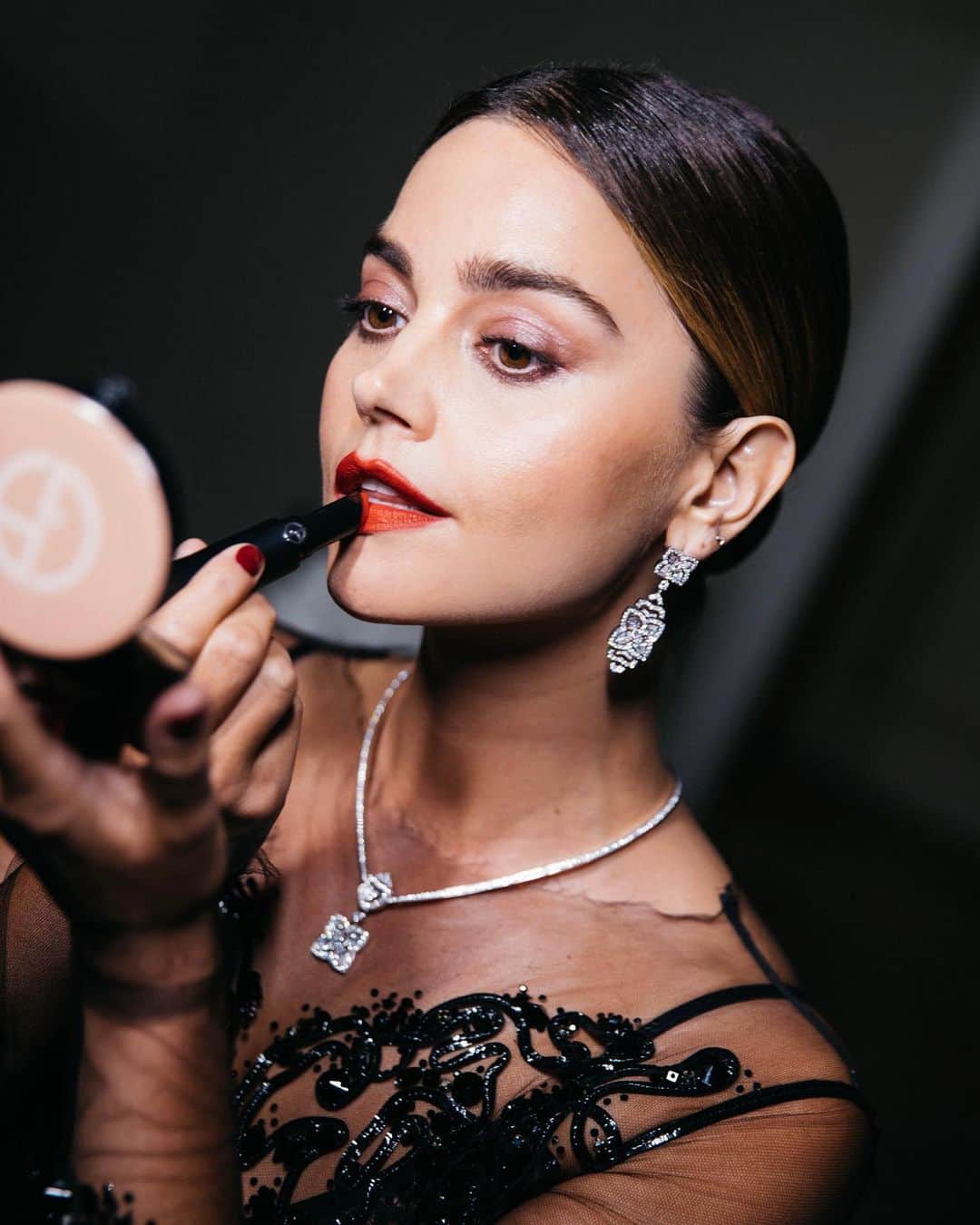 Armani Beautyのインスタグラム：「Holiday glam. @jenna_coleman_ uses the radiant LUMINOUS SILK GLOW FUSION FACE POWDER and a Holiday red LIP POWER to create a glowing and glamorous look.  #Armanibeauty #LuminousSilk #JennaColeman #HolidayMakeup」