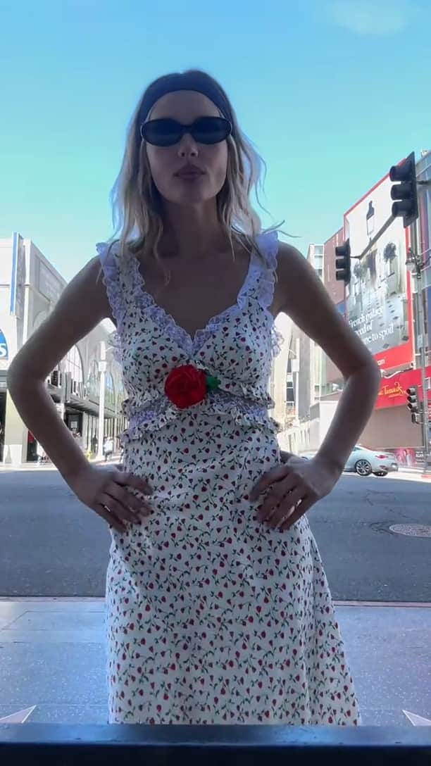 For Love & Lemonsのインスタグラム：「Sunday strolling in The Ginger Midi Dress #forloveandlemons」