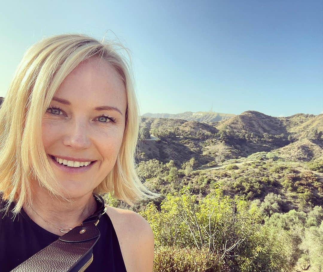 マリン・アッカーマンのインスタグラム：「Sunday morning hike…#natureheals ☀️」