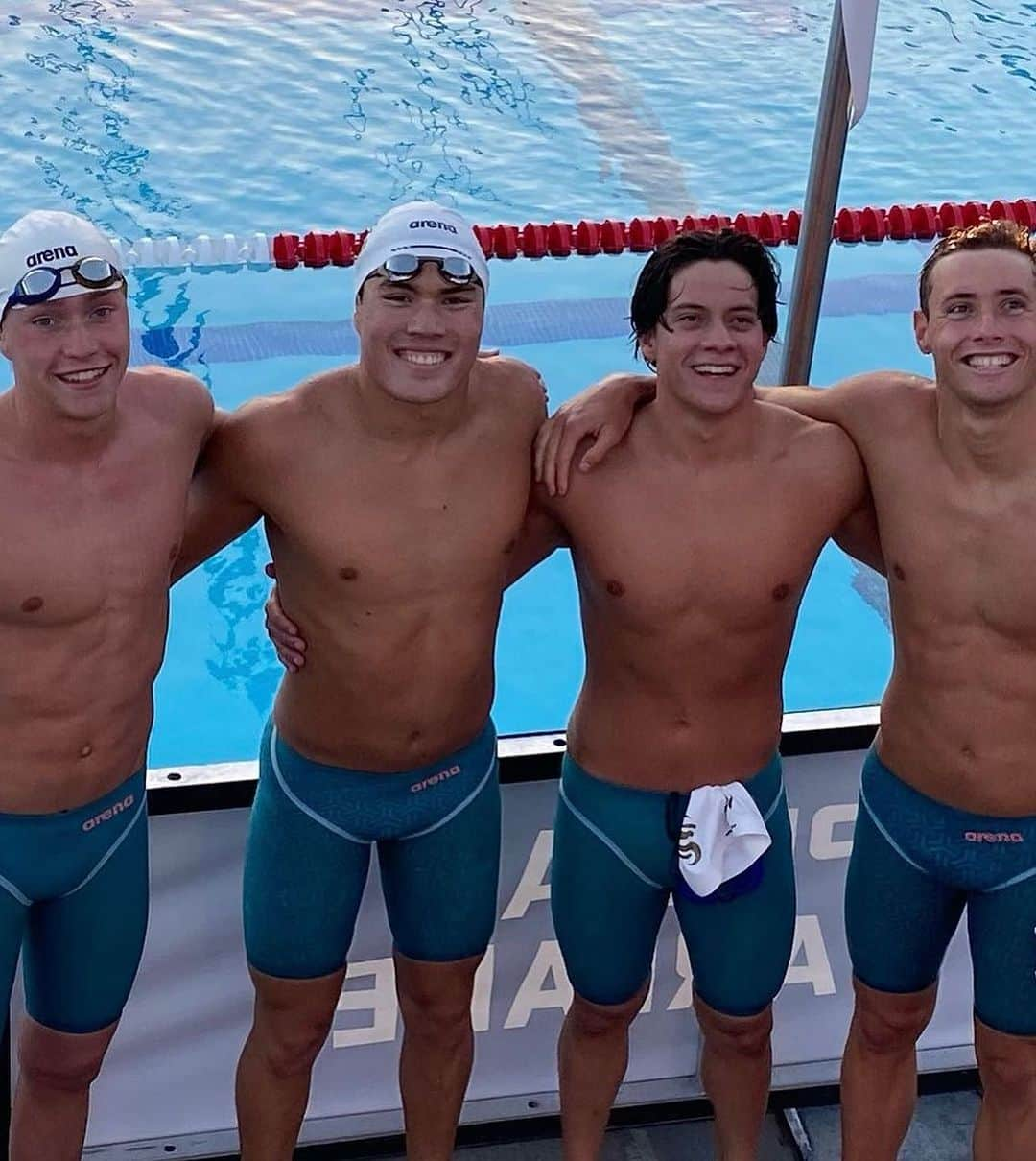 arenausaさんのインスタグラム写真 - (arenausaInstagram)「You’ve heard of twinning, but how about quadrupleting 👀😎  #teamarena #planetwater #arenawaterinstinct #arenausa」11月6日 1時57分 - arenausa