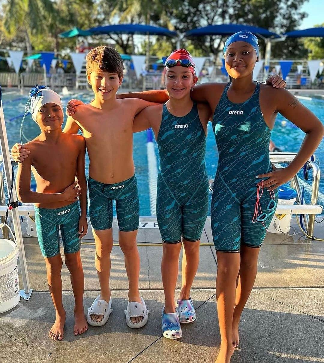 arenausaさんのインスタグラム写真 - (arenausaInstagram)「You’ve heard of twinning, but how about quadrupleting 👀😎  #teamarena #planetwater #arenawaterinstinct #arenausa」11月6日 1時57分 - arenausa