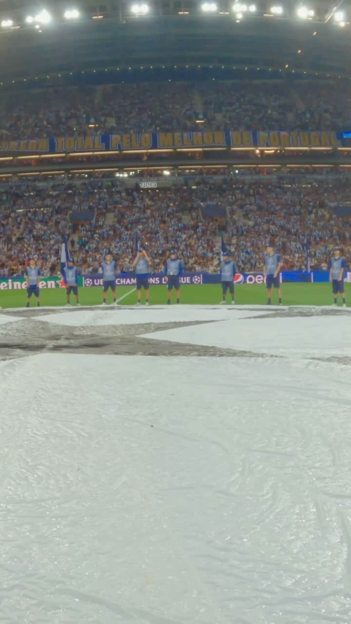 のインスタグラム：「👀 POV: you are one of the center circle flag carriers @ Estádio do Dragão 🤩  🔜 #FCPRAFC #UCL」