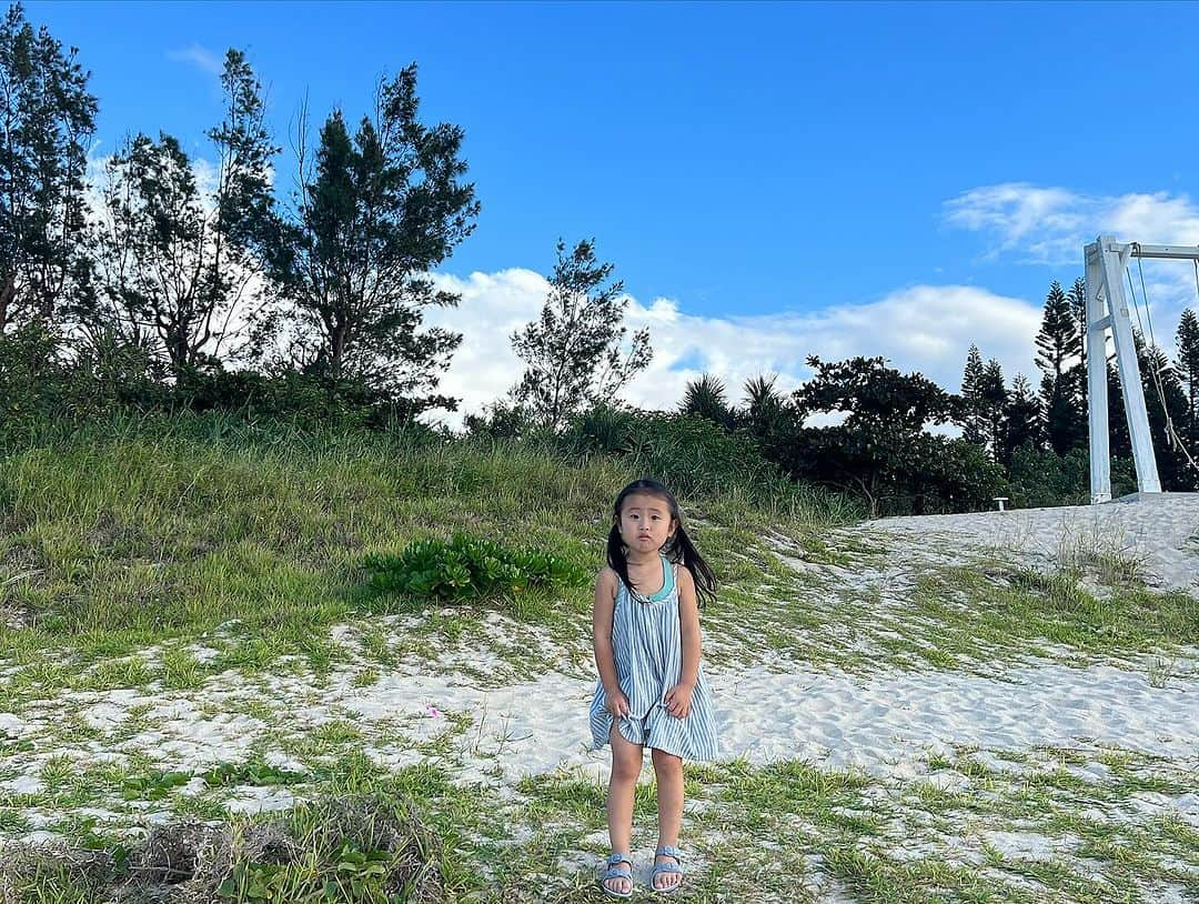 来夏さんのインスタグラム写真 - (来夏Instagram)「#🩵 女子旅🏝️💓  園生活が始まってから じっくり過ごす時間が減って  やっと娘の連休だったから 大好きな沖縄に ふたり旅🫶  対等に会話もできるようになってきて (むしろ私より断然オチがあるし、 素直な鋭い答えが返ってくる😂) ずーっと喋り倒して とにかく楽しかったー🩷  つづく🐉  #女子旅 #3歳 #子連れ旅行  #女の子ママ #沖縄 #okinawa」11月6日 1時58分 - rairairaika