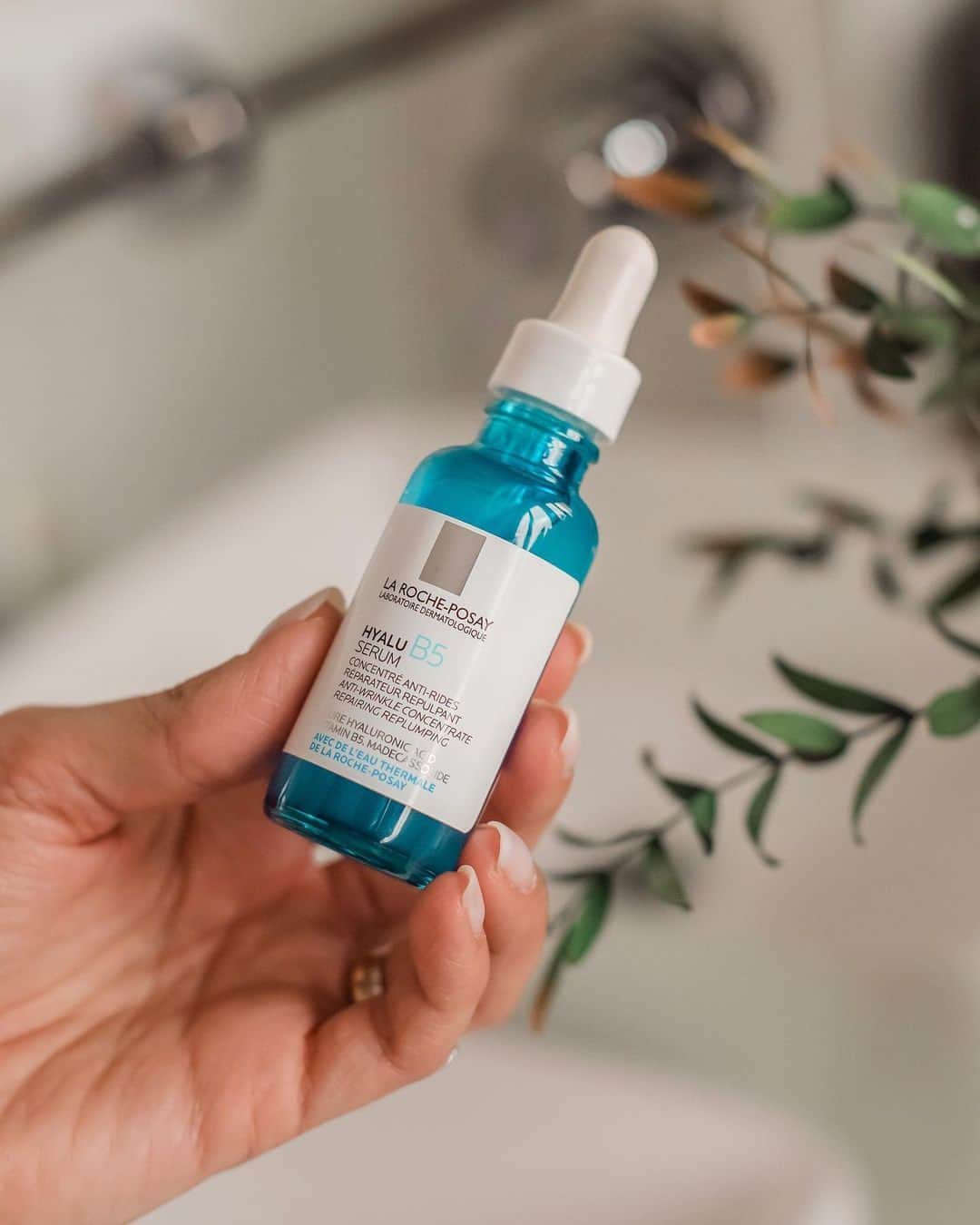 La Roche-Posayのインスタグラム：「The secret behind @martacyrnecarvalho's clients fresh & replumped skin? You guessed it: our Hyalu B5 serum! As a must-have for your anti-ageing toolkit, this serum helps to... ✨ Reduce the appearance of fine lines and wrinkles. 🧬 Improve elasticity and firmness. 💧 Hydrate and deeply replenish skin.  Have you tried our Hyalu B5 serum? Let us know your thoughts below 👇  All languages spoken here! Feel free to talk to us at anytime.  #larocheposay #hyaluB5 #serum #antiageing #sensitiveskin Global official page from La Roche-Posay, France.」