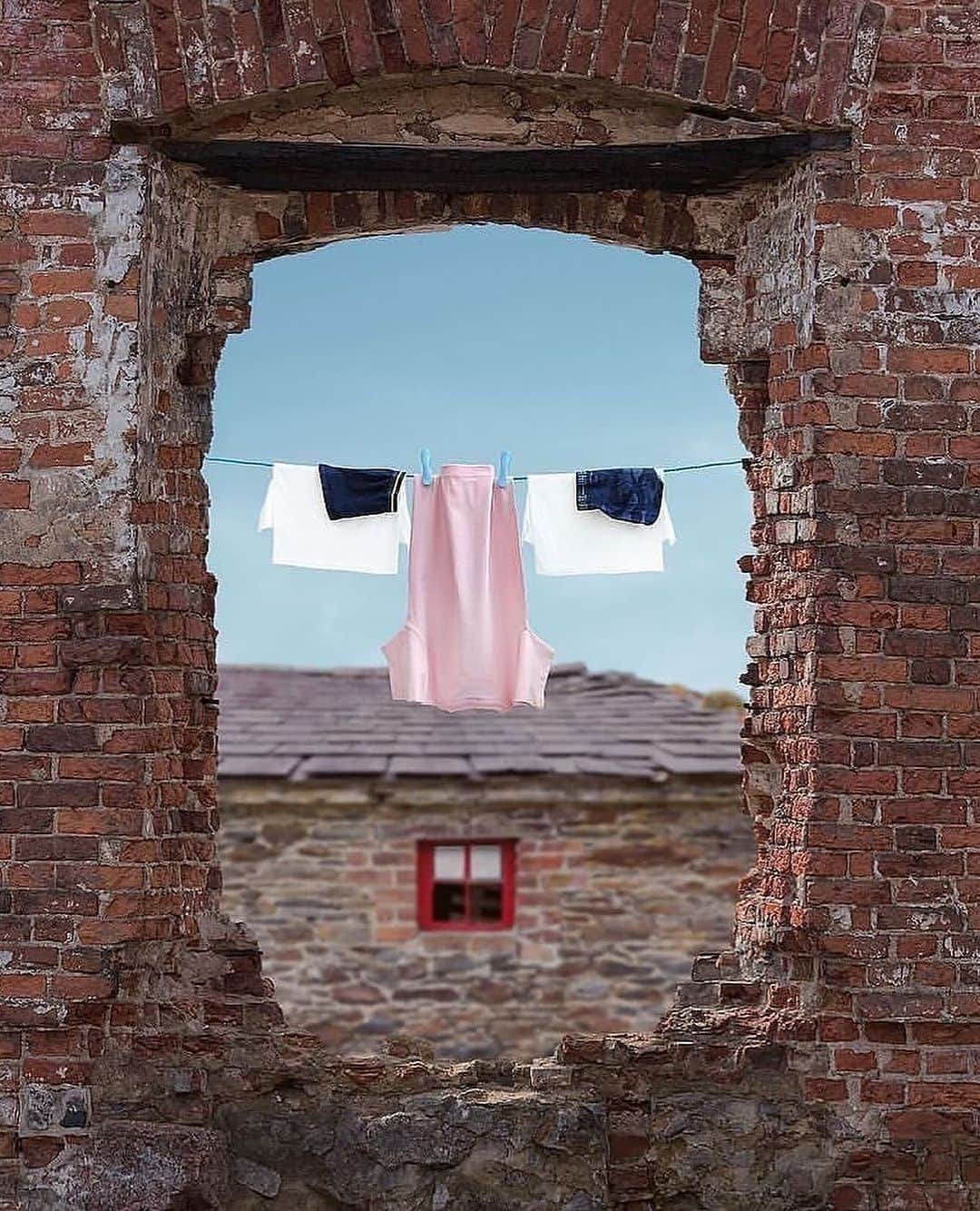 Earth Picsさんのインスタグラム写真 - (Earth PicsInstagram)「This series contain some of @helga.stentzel best known works using clothes on a washing line 👙👖  Playfulness and simplicity of the idea is contrasted by fine details of the fabrics used and of the landscape. Each character has their unique personality, distinctive voice, and a story to tell.  Swipe ⬅️ to take a look!  📷: @helga.stentzel」11月6日 1時58分 - earthpix