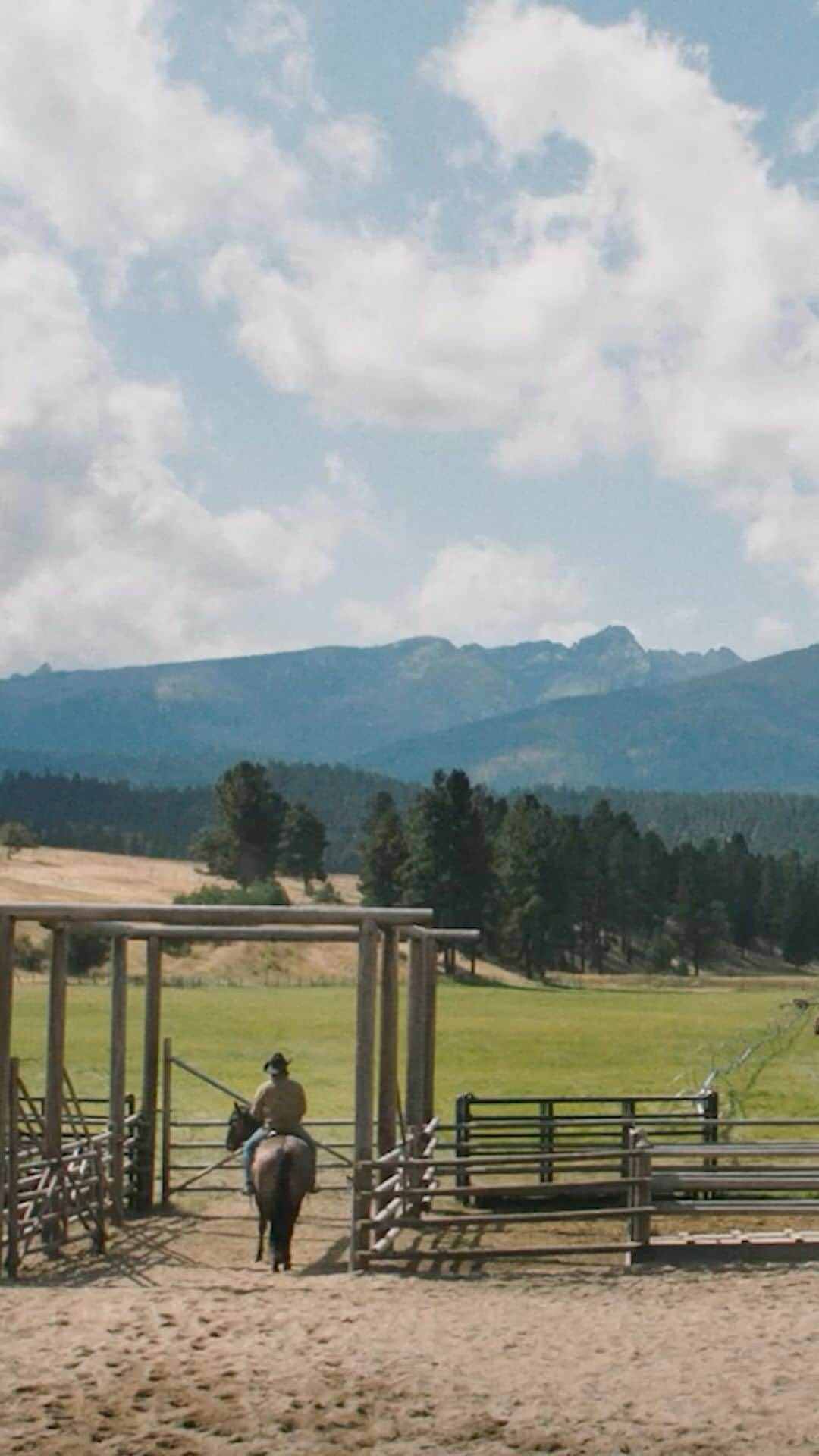 CBSのインスタグラム：「A moment of peace brought to you by #YellowstoneTV. The event continues tonight after 60 Minutes on CBS.」