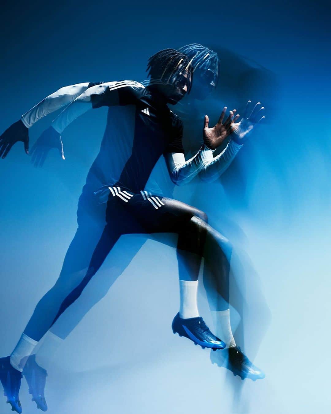 adidas Footballさんのインスタグラム写真 - (adidas FootballInstagram)「🏄‍♂️ 💨💨💨💨💨💨💨  #ADIDASxBUGATTI」11月6日 1時59分 - adidasfootball