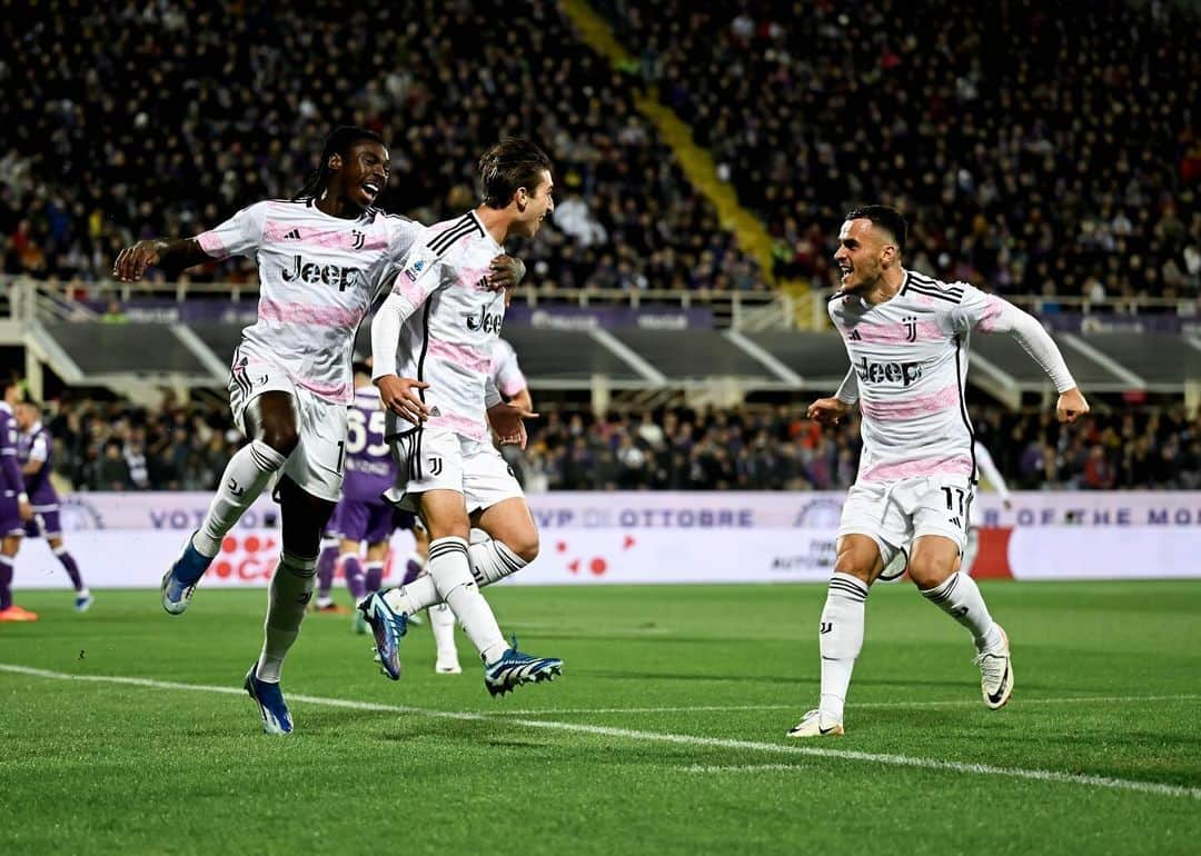 フィリップ・コスティッチのインスタグラム：「3 punti! ✌️⬜️⬛️ Hard fought team win! We keep going 💪 #FinoAllaFine   #FiorentinaJuve | #SerieA | #WSA」