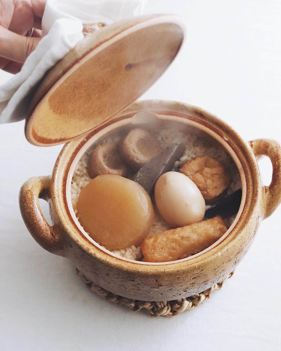 樋口正樹さんのインスタグラム写真 - (樋口正樹Instagram)「oden onigiri 🍙  今朝はおでんごはんでおにぎり。 コレけっこうおいしいんですよ😋  お米１合半に大根、こんにゃく、 がんも、卵、つみれ、牛蒡巻き、 すこし煮詰まった濃いおでん汁、 土鍋で炊いて混ぜ混ぜにぎにぎ。 崩れやすいので焼き海苔は必須。  . #おでんごはん #おでんおにぎり #炊き込みご飯おにぎり #おにぎり #onigiri #onigiriaction」11月6日 7時24分 - higuccini