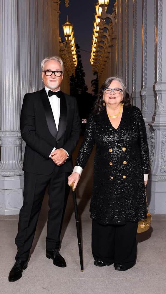 ロサンゼルスカウンティ美術館のインスタグラム：「Urban Light had some competition last night✨  The world of art, film, and fashion came together for our 12th annual Art+Film Gala, presented by @gucci and co-chaired by LACMA trustees Eva Chow and Leonardo DiCaprio with Gucci Creative Director Sabato De Sarno as the Gala Host Committee Chair. Our Director, Michael Govan, described honorees, filmmaker David Fincher and artist Judy Baca, as “powerful storytellers whose bodies of work offer vital commentary on history and human nature.”  Baca spotlighted her many collaborators, saying, “There are hundreds, probably thousands, of people with me on the stage tonight accepting with deep gratitude this acknowledgment of our work, often against all odds, to remember our stories and paint them on the walls of our communities around the nation and the world.”  Of his own medium, Fincher said, “I suppose I’ve never looked at directing as artistic because it required so many actual artists just to get through a given day. I am grateful for my inclusion this evening, standing next to Judy.”  We’re so grateful for last night’s continued support of our efforts to make film more central to the museum’s curatorial programming, as well as our broader mission.」