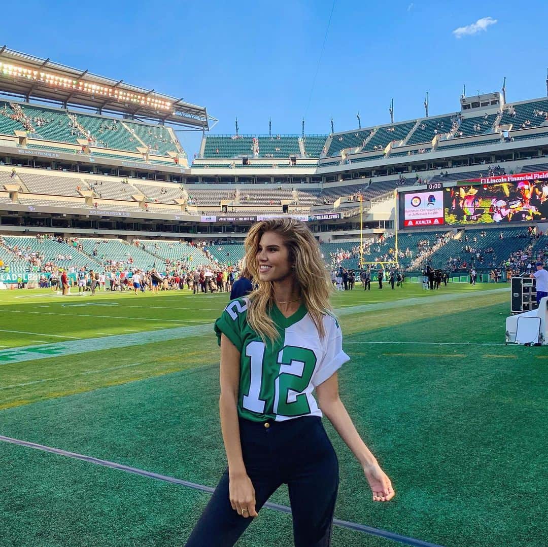 Ashley Haasさんのインスタグラム写真 - (Ashley HaasInstagram)「The feeling I get walking on the field is something I will never take for granted. My inner child comes out the moment I hear the sound of my shoes touching the grass. In that moment, you can’t help but be a fan first. 🏈🙌🏼  #nfl #heaven」11月6日 7時30分 - ashleyhaas