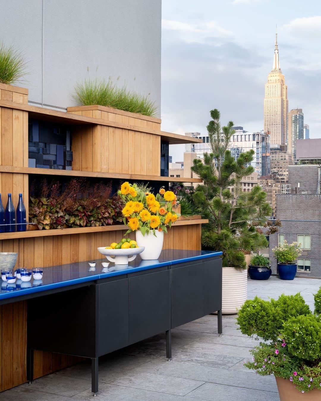 ELLE DECORのインスタグラム：「Is architect David Rockwell’s (@rockwellgroup) terrace the best rooftop in New York City? With city views from Manhattan’s West Chelsea neighborhood, a teak wall that frames a hot-tub area, an @brownjordan1945 outdoor counter, and stylish furnishings, we’d wager that it’s certainly in the running. Whatever the judges conclude, Rockwell calls it “a godsend” amid the Covid-19 shutdown—and it will likely remain so for years to come.   Click the link in the bio to tour the rest of this rooftop refuge. Written by @stephen_treffinger. Photographed by @nicholascalcott. Styled by @anthony_amiano.」