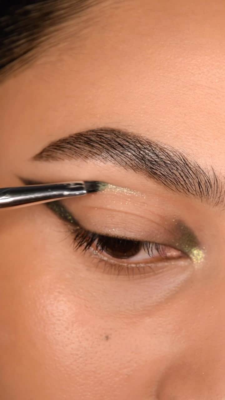 パット・マグラスのインスタグラム：「STARRY SPLENDOR ✨💎✨ Elevate your look with MTHRSHP Bijoux Brilliance Starstruck Splendour. Pair it with the Perma Precision Liquid Eyeliner and amplify lashes with the Dark Star Colour Blitz Mascara ✨💎✨ SHOP NOW at PATMcGRATH.COM.  Major artistry by @raincornelius   ✨STARRING✨ Mothership Bijoux Brilliance: Starstruck Splendour  ‘EMERALD ECLIPSE’’ ‘ETERNAL BRONZE’ ‘OPALESCENT MOONSTONE’ ‘FLEUREVER NUDE’ Perma Precision Liquid Eyeliner ‘Xtreme Black’ Dark Star Colour Blitz Mascara  ‘ELECTRIC JADE’- HUNTER GREEN」