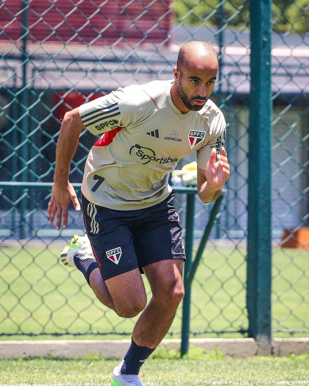 ルーカス・ロドリゲス・モウラ・ダ・シルヴァのインスタグラム：「🆕 @lucasmoura7, que se recupera de lesão muscular, foi ao gramado com a fisioterapia, além de realizar atividades no REFFIS Plus.  #VamosSãoPaulo 🇾🇪」