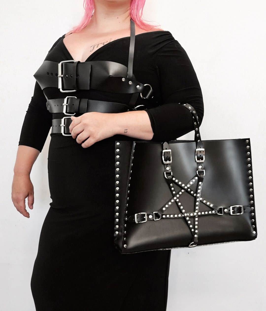ZANA BAYNEのインスタグラム：「India in leather 🌹   @indiahayleebarton wearing the Triple Buckle Bustier with the XL Studded Pentagram Tote   Made in Los Angeles, available exclusively online」