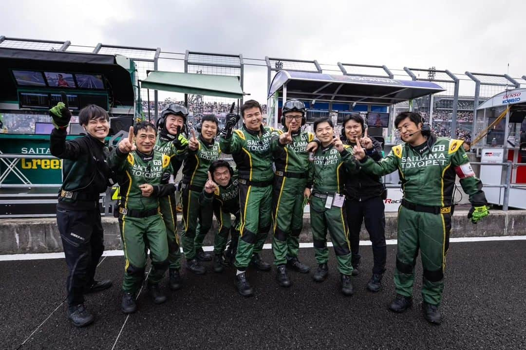 吉田広樹さんのインスタグラム写真 - (吉田広樹Instagram)「今日は雨が絡む難しいレースとなりましたが 7位でチェッカーを受け、 #SUPERGT 2023年のシリーズチャンピオンを獲得する事が出来ました！！  まずはこれまで様々なレースをフォローし合いながら乗り越えてきた #埼玉トヨペットGreenBrave チームメンバーみんなに感謝しています。  シーズン終盤になるにつれ ドライバーだけでなく、エンジニアやメカニック みんなが高まるプレッシャーと闘いながら過ごしてきたと思うので、 その努力が最高の結果で報われて素直に嬉しいです！  1年通して安定した速さや強さを発揮してくれた #BRIDGESTONE タイヤ！ 他にも沢山のサポートがあり、強いレースをやってこれたと思います！  自分のレースキャリアの苦しい時期から支えて下さったスポンサー各社様、 全国各地のサーキットや様々な方法で応援してくれているファンの皆さん、 ありがとうございます。  うまく出来ない事が多いレースキャリアでしたが、 必死にしがみついてきて良かったと思える1年でした！！  そんな舞台にまた来年も成長して戻って来たいと思います。 1年間ありがとうございました。  #grgarage浦和美園 #TOYOTA #GRSUPRAGT #スープラ #TCD #大石博久カメラマン」11月6日 2時10分 - hiroki44da