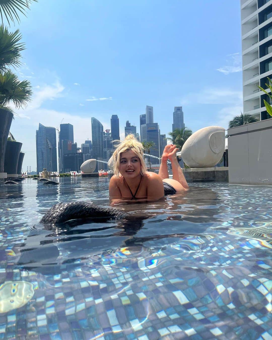 Bebe Rexhaさんのインスタグラム写真 - (Bebe RexhaInstagram)「Singapore is a dream 💫」11月6日 2時10分 - beberexha