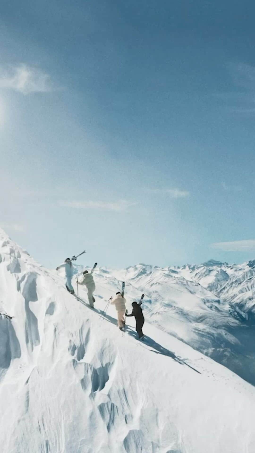 Oyshoのインスタグラム：「Elevating the adrenaline rush. Let the mountains echo your energy.  AW23 SKI COLLECTION  #oysho #skicollection #ski #sports」