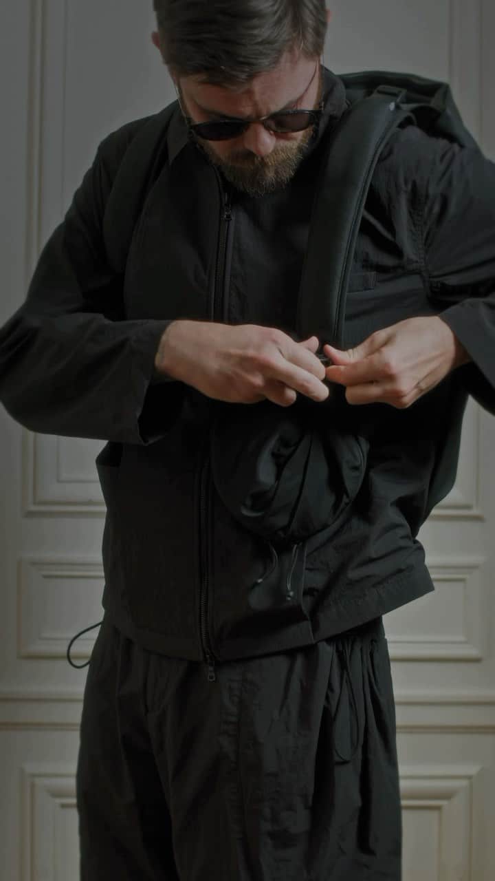コートエシエルのインスタグラム：「In Motion: The AÓOS S “Infinity Black” attached to the NILE “Obsidian Black”  Expanding the NILE’s storage capacity by docking the AÓOS S to it, and allowing easy access to smaller items like keys or headphones.  Available to purchase from www.coteetciel.com」