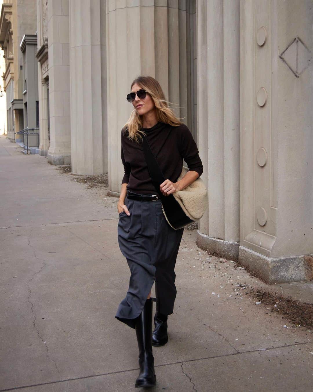 ブロシュウウォーカーのインスタグラム：「The Lori Off Shoulder worn by @stepsofstyle - In knit cashmere that is beyond luxe, its feminine and versatile neckline allows you to transform your look.」