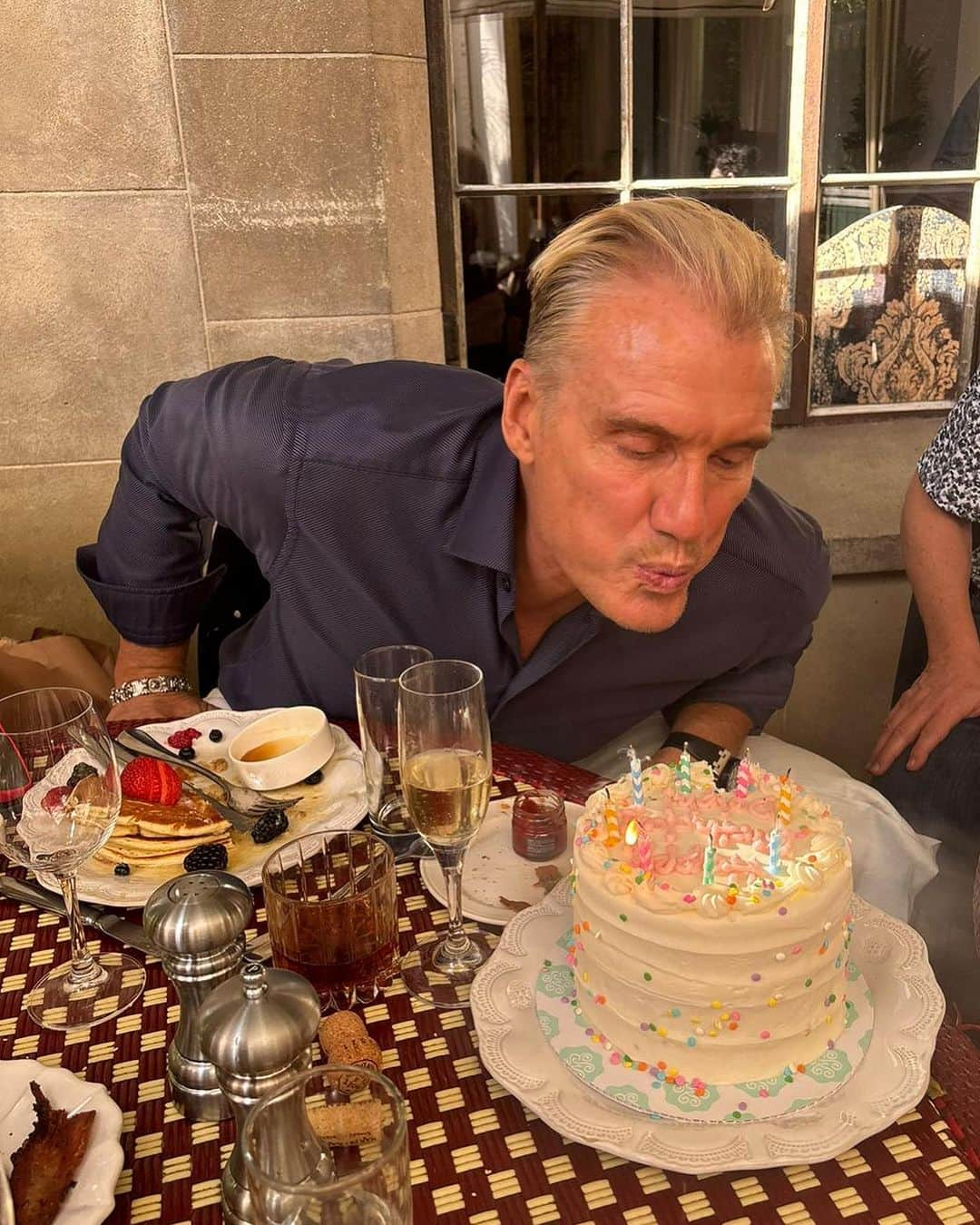 ドルフ・ラングレンさんのインスタグラム写真 - (ドルフ・ラングレンInstagram)「More birthday cakes - need to hit Gold’s tomorrow for sure. 🎂💪」11月6日 2時20分 - dolphlundgren