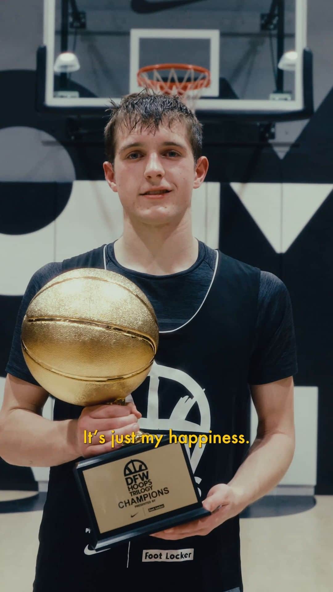 Foot Lockerのインスタグラム：「🚨 The @footlocker DFW Hoops Trilogy presented by @nike 🚨   Three-part 2 on 2 basketball tournament series organized by @swincityleague at Foot Locker in Fort Worth, Texas.  @stump_caleb and @wesley_zenon23 took home week 1! Watch as the women hoopers take over part two on Sun, Nov. 12 at 2 p.m. at Foot Locker Fort Worth 🏀」