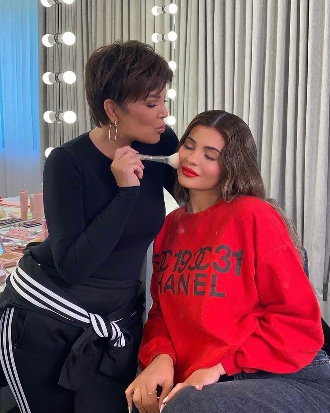 Kylie Cosmeticsさんのインスタグラム写真 - (Kylie CosmeticsInstagram)「happy birthday to the #1 momanger @krisjenner 🖤🍸️」11月6日 2時24分 - kyliecosmetics