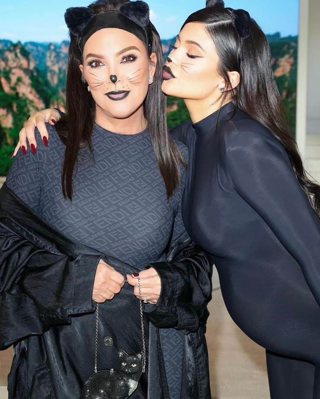 Kylie Cosmeticsさんのインスタグラム写真 - (Kylie CosmeticsInstagram)「happy birthday to the #1 momanger @krisjenner 🖤🍸️」11月6日 2時24分 - kyliecosmetics