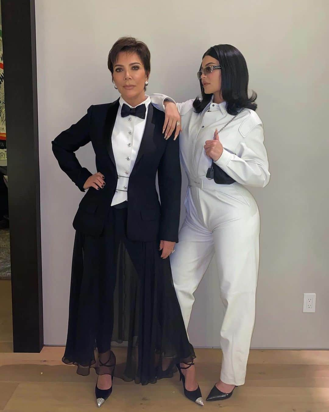 Kylie Cosmeticsさんのインスタグラム写真 - (Kylie CosmeticsInstagram)「happy birthday to the #1 momanger @krisjenner 🖤🍸️」11月6日 2時24分 - kyliecosmetics