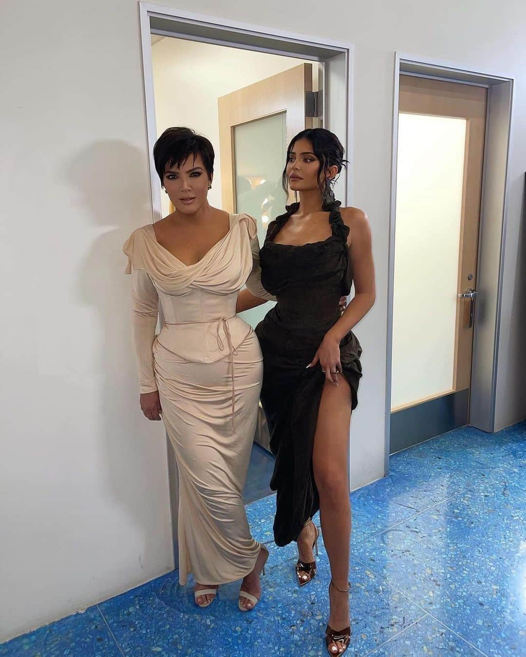 Kylie Cosmeticsさんのインスタグラム写真 - (Kylie CosmeticsInstagram)「happy birthday to the #1 momanger @krisjenner 🖤🍸️」11月6日 2時24分 - kyliecosmetics