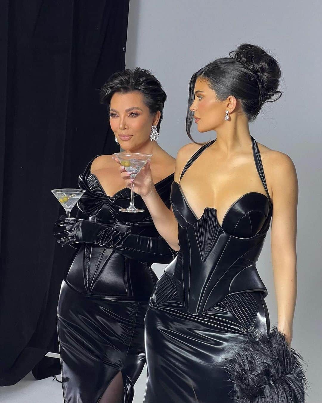 Kylie Cosmeticsのインスタグラム：「happy birthday to the #1 momanger @krisjenner 🖤🍸️」