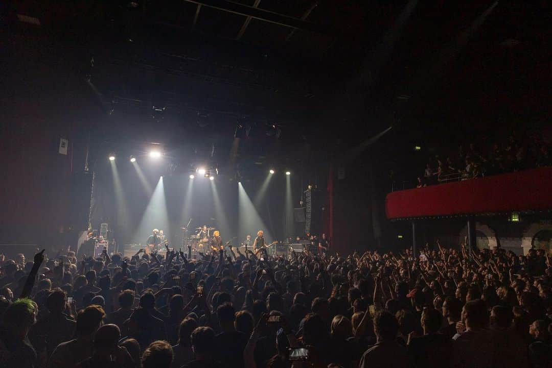 Green Dayさんのインスタグラム写真 - (Green DayInstagram)「BATACLAN!!! Last night was one for the books, merci Paris!!! See you next summer 🤘 Milan and London you’re next!   📸 @paranoidtrooper」11月6日 2時28分 - greenday