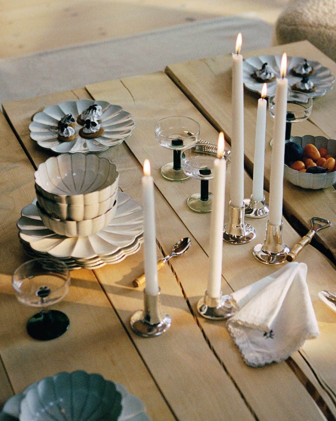 ARKETのインスタグラム：「For the upcoming season of dinner parties and family gatherings, we have put together a selection of new arrivals for the kitchen and home: soft-coloured ceramics and silver-plated brass details, delicate ornaments, beautiful glassware, and warming wool blankets to create an elegant yet relaxed and welcoming ambience. Explore the full edit: link in bio. - #ARKET」