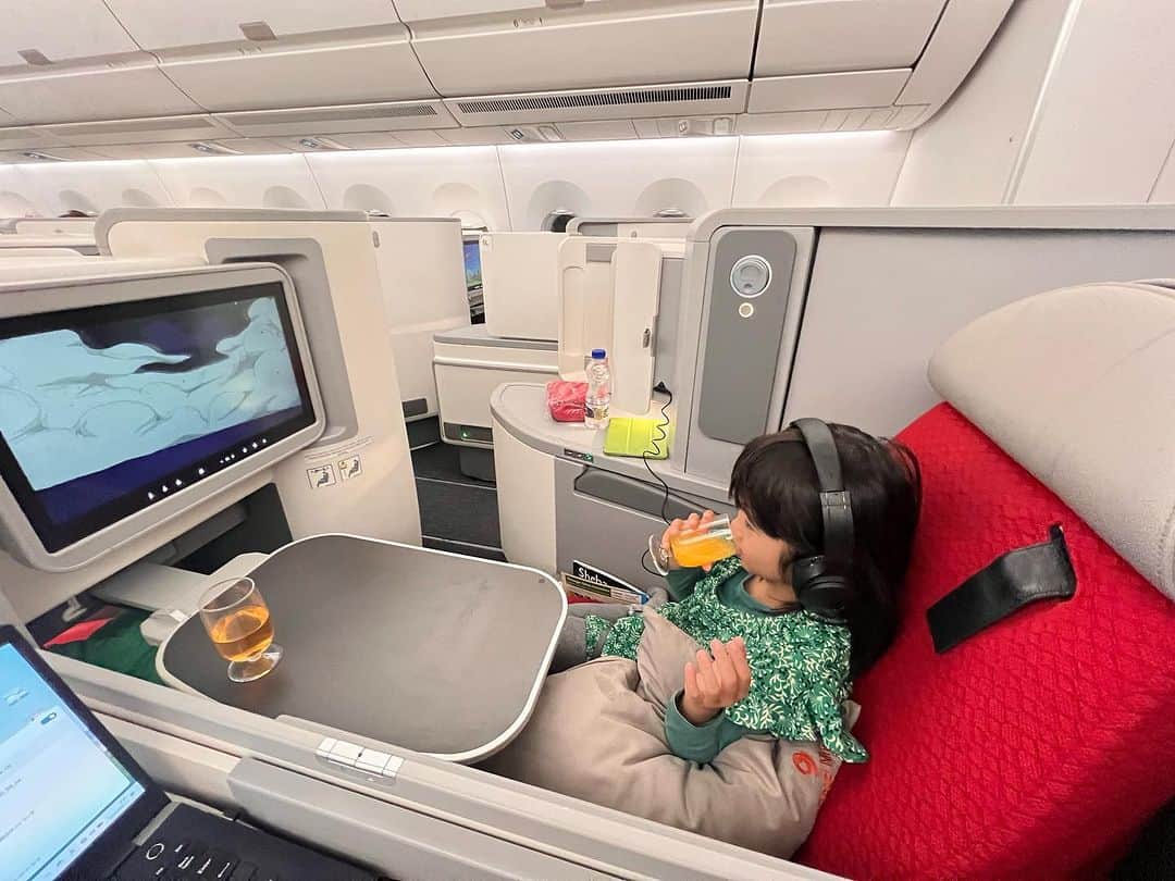 榎戸教子さんのインスタグラム写真 - (榎戸教子Instagram)「娘との1年の世界一周は、 世界周遊航空券を使っています。 ビジネスクラス15フライトで約100万円。  エチオピアからカナダまで約16時間。  座席はフラットになり娘はぐっすり。 安心感のあるサービス。 移動の疲れなく、到着地で 元気いっぱいにスタートできます。 空港のラウンジのありがたさも 味わっています。  世界周遊航空券（ビジネスクラス）、 オススメです！  ちなみに… 世界周遊航空券以外の20フライトは、 LCCやエコノミークラスです。  カナダ・トロント。 公園が多い街ですね。  #世界周遊航空券 #世界一周チケット #旅 #世界旅行 #飛行機 #ビジネスクラス #カナダ #トロント」11月6日 2時32分 - noriko_enokido