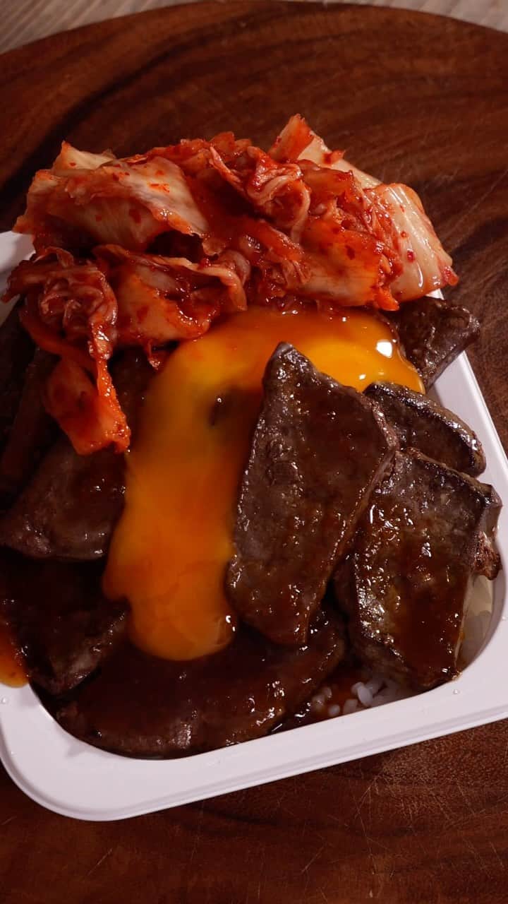ケンティー健人のインスタグラム：「Beef liver rice bowl #food」