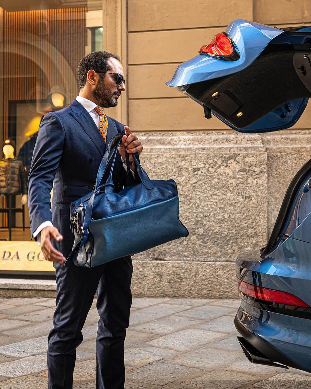 ベントレーさんのインスタグラム写真 - (ベントレーInstagram)「Meet Andrea Mazzuca, designer and founder of the @theoutlierman. Inspired by classic sports cars, Mazzuca's work features fine handcrafted elements to create bespoke driving accessories.   📷 @antonio.mocchetti • @ramp.space for @three20pm」11月6日 2時37分 - bentleymotors