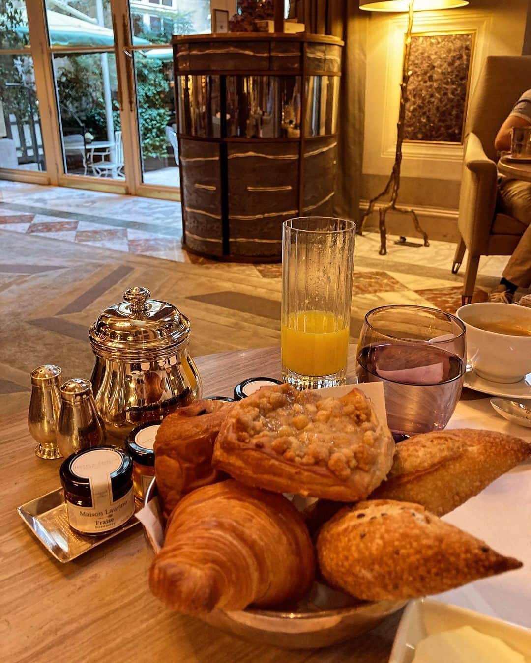 雨宮塔子さんのインスタグラム写真 - (雨宮塔子Instagram)「ホテルの朝食大好物🥰🥰🥰  こちらはホテル　ドゥ　クリヨン。 4つある朝食メニューからせっかくヴィーガンセットを選んだのに、その後で同じ階にあるButterfly Pâtisserieのサロンでミルフィーユとフランを食べるという怒られそうなオチに💦  甘さは上品だけどいい意味でクラシックでしっかりしたデセールでした😊  @rosewoodhoteldecrillon   #ヴィエノワズリーはクラシック #アボカドトーストのパンと #パンケーキの生地は #グルテンフリーと思われ #その他フルーツサラダと #アサイーボウルもついてきます❤️  #パリにいながら #めったにできないけど  #幸せな時間」11月6日 2時39分 - amemiya.toko