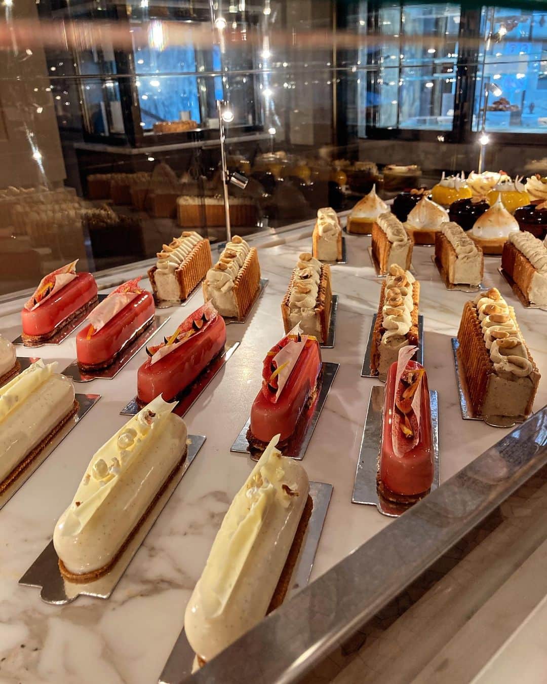 雨宮塔子さんのインスタグラム写真 - (雨宮塔子Instagram)「ホテルの朝食大好物🥰🥰🥰  こちらはホテル　ドゥ　クリヨン。 4つある朝食メニューからせっかくヴィーガンセットを選んだのに、その後で同じ階にあるButterfly Pâtisserieのサロンでミルフィーユとフランを食べるという怒られそうなオチに💦  甘さは上品だけどいい意味でクラシックでしっかりしたデセールでした😊  @rosewoodhoteldecrillon   #ヴィエノワズリーはクラシック #アボカドトーストのパンと #パンケーキの生地は #グルテンフリーと思われ #その他フルーツサラダと #アサイーボウルもついてきます❤️  #パリにいながら #めったにできないけど  #幸せな時間」11月6日 2時39分 - amemiya.toko