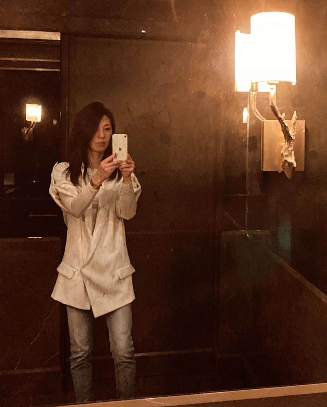 雨宮塔子さんのインスタグラム写真 - (雨宮塔子Instagram)「ホテルの朝食大好物🥰🥰🥰  こちらはホテル　ドゥ　クリヨン。 4つある朝食メニューからせっかくヴィーガンセットを選んだのに、その後で同じ階にあるButterfly Pâtisserieのサロンでミルフィーユとフランを食べるという怒られそうなオチに💦  甘さは上品だけどいい意味でクラシックでしっかりしたデセールでした😊  @rosewoodhoteldecrillon   #ヴィエノワズリーはクラシック #アボカドトーストのパンと #パンケーキの生地は #グルテンフリーと思われ #その他フルーツサラダと #アサイーボウルもついてきます❤️  #パリにいながら #めったにできないけど  #幸せな時間」11月6日 2時39分 - amemiya.toko