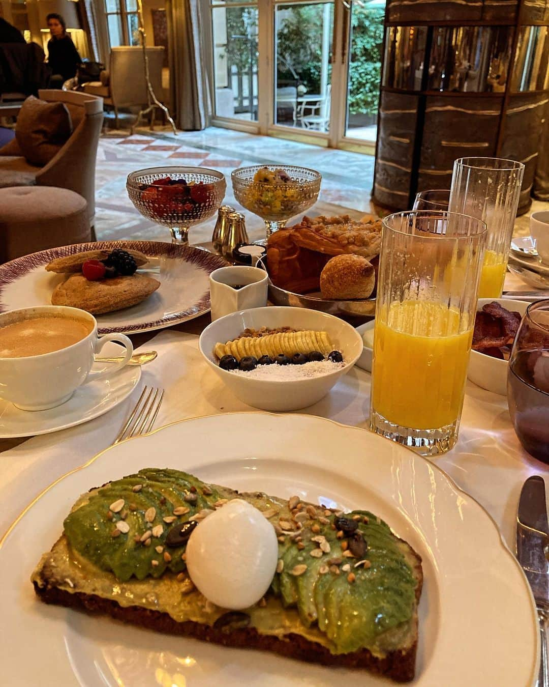 雨宮塔子さんのインスタグラム写真 - (雨宮塔子Instagram)「ホテルの朝食大好物🥰🥰🥰  こちらはホテル　ドゥ　クリヨン。 4つある朝食メニューからせっかくヴィーガンセットを選んだのに、その後で同じ階にあるButterfly Pâtisserieのサロンでミルフィーユとフランを食べるという怒られそうなオチに💦  甘さは上品だけどいい意味でクラシックでしっかりしたデセールでした😊  @rosewoodhoteldecrillon   #ヴィエノワズリーはクラシック #アボカドトーストのパンと #パンケーキの生地は #グルテンフリーと思われ #その他フルーツサラダと #アサイーボウルもついてきます❤️  #パリにいながら #めったにできないけど  #幸せな時間」11月6日 2時39分 - amemiya.toko