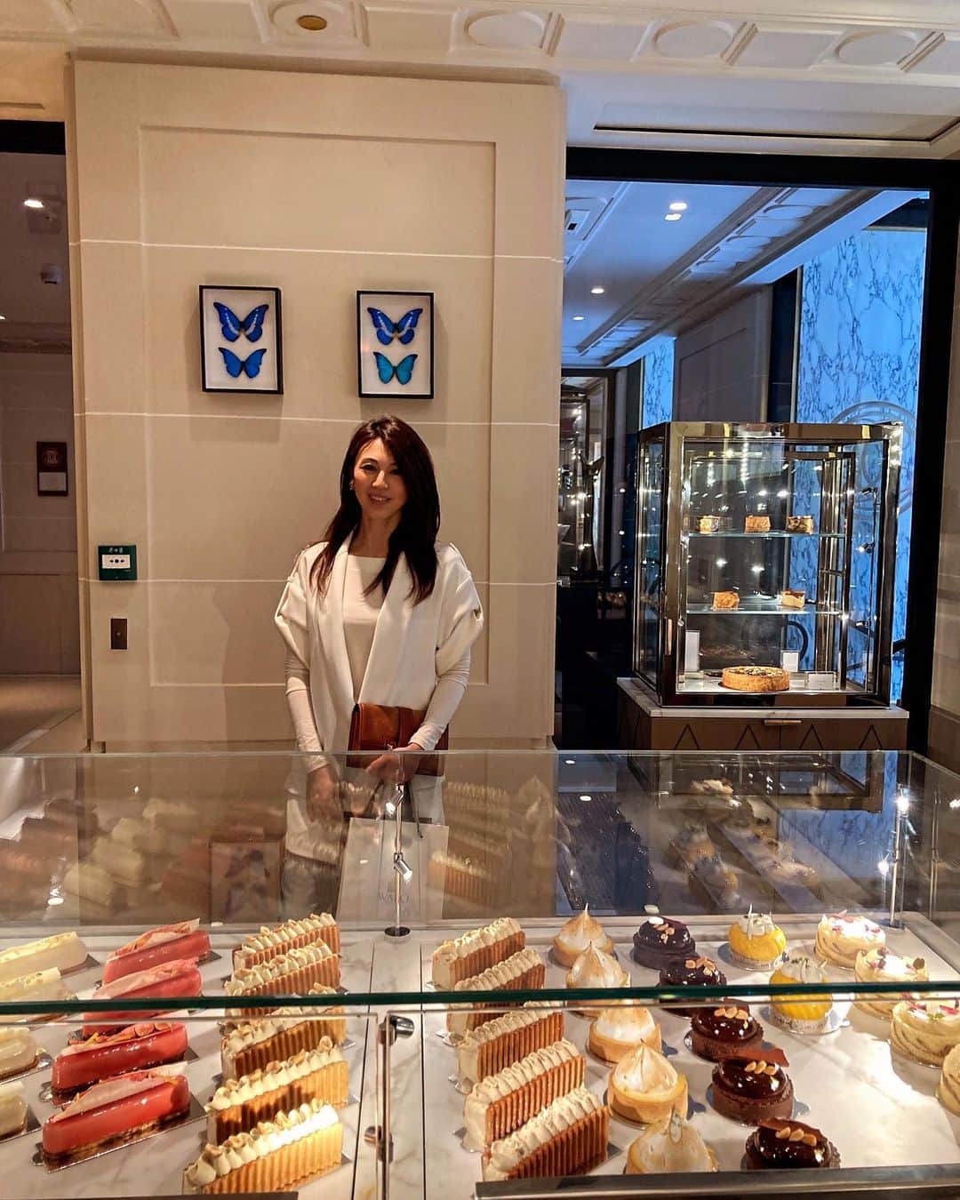 雨宮塔子さんのインスタグラム写真 - (雨宮塔子Instagram)「ホテルの朝食大好物🥰🥰🥰  こちらはホテル　ドゥ　クリヨン。 4つある朝食メニューからせっかくヴィーガンセットを選んだのに、その後で同じ階にあるButterfly Pâtisserieのサロンでミルフィーユとフランを食べるという怒られそうなオチに💦  甘さは上品だけどいい意味でクラシックでしっかりしたデセールでした😊  @rosewoodhoteldecrillon   #ヴィエノワズリーはクラシック #アボカドトーストのパンと #パンケーキの生地は #グルテンフリーと思われ #その他フルーツサラダと #アサイーボウルもついてきます❤️  #パリにいながら #めったにできないけど  #幸せな時間」11月6日 2時39分 - amemiya.toko